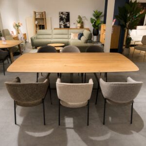 Vooraanzicht van de Henders & Hazel Shimanto eettafel met ruim ovaal tafelblad – toonzaalmodel Sint-Gillis-Waas
