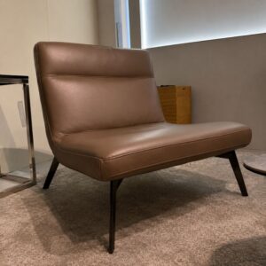 HTL Quattro DM-A0413 fauteuil in taupekleurige bekleding als toonzaalmodel in Sint-Gillis-Waas