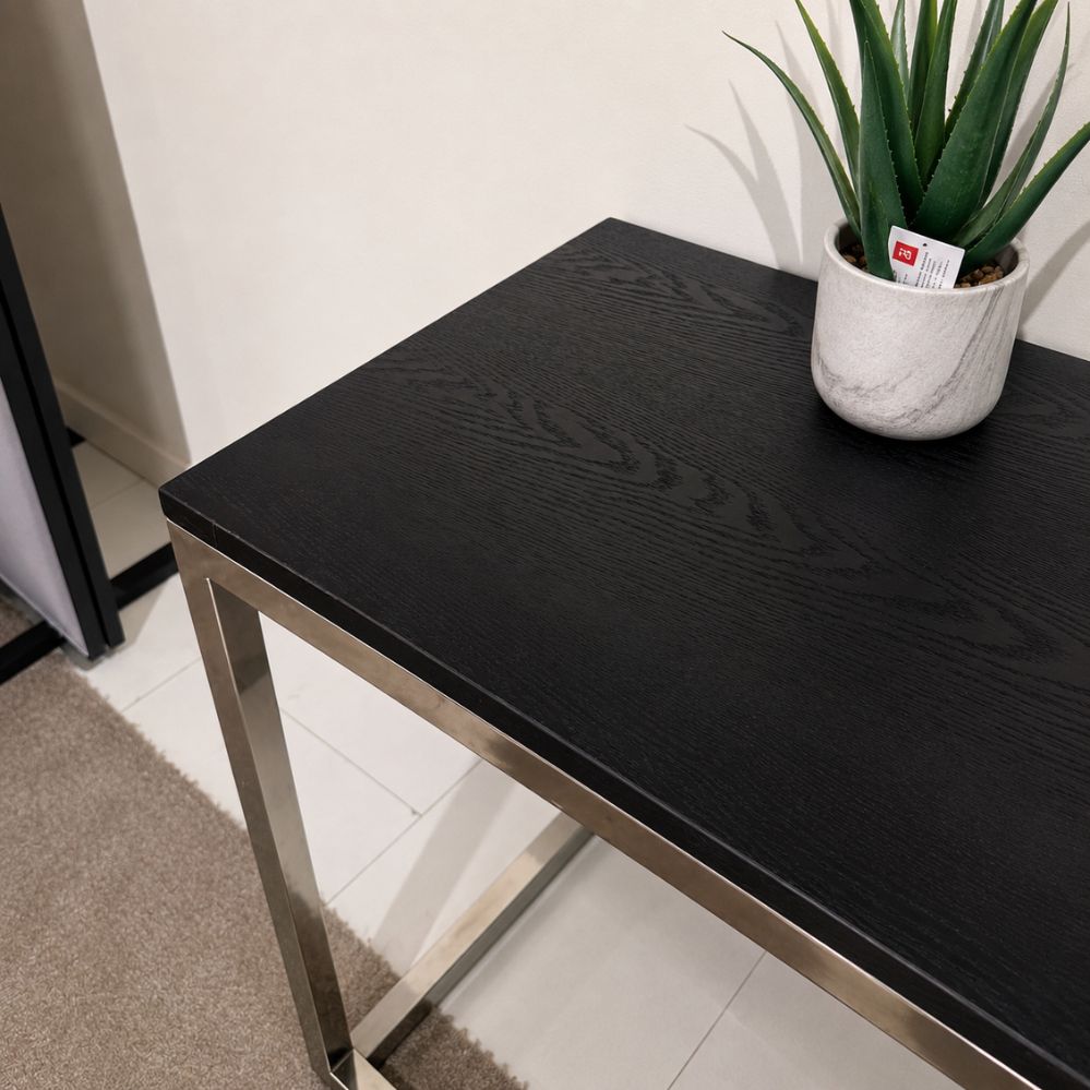 Detail van het ebony bovenblad met houtstructuur van de Huiscollectie Bogart console bij Meubelen Verberckmoes