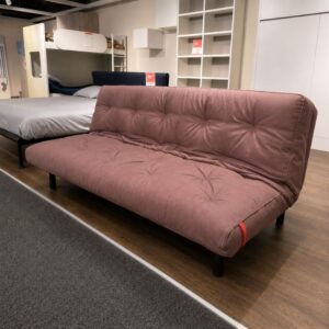Innovation Fuji Frame slaapbank met Blondie matras in roze stof, toonzaalmodel bij Meubelen Verberckmoes Sint-Gillis-Waas, vooraanzicht.