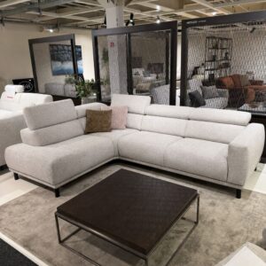 Maxfurn Cornwall hoeksalon in lichte stof Art Desert als toonzaalmodel in Sint-Gillis-Waas