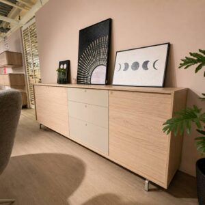 Maxfurn Devon dressoir met warme houtlook, stonegrey ladefronten en metalen poten, toonzaalmodel Sint-Gillis-Waas bij Verberckmoes