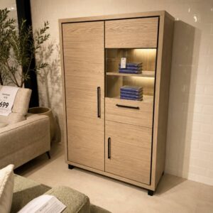 Maxfurn Lazio wandkast in Misty Oak met geïntegreerde verlichting, onderdeel van de Costa eetkamerset en toonzaalmodel in Sint-Gillis-Waas bij Verberckmoes