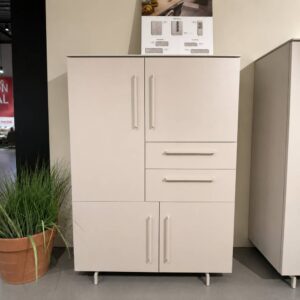Frontaanzicht van Maxfurn Scot wandkast in Ivory met metalen poten en lange handgrepen, toonzaalmodel Sint-Gillis-Waas bij Verberckmoes