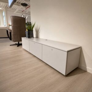 Maxfurn Stuttgart tv-meubel met drie klepdeuren en plint in Ivory, toonzaalmodel Sint-Gillis-Waas bij Verberckmoes