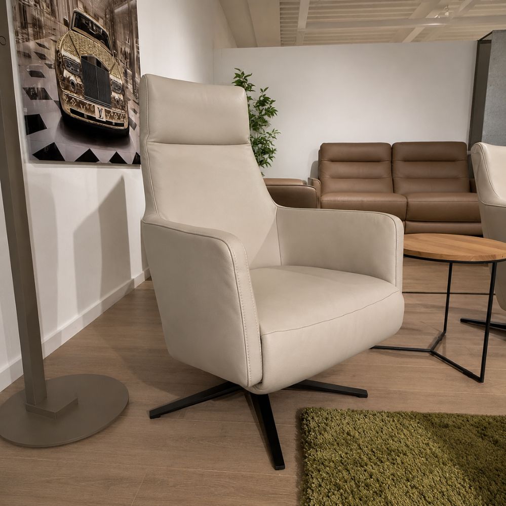 Mecam Equipe relaxfauteuil in leder W417 03 met zwarte draaivoet schuin vooraanzicht – toonzaalmodel Sint-Gillis-Waas – Verberckmoes