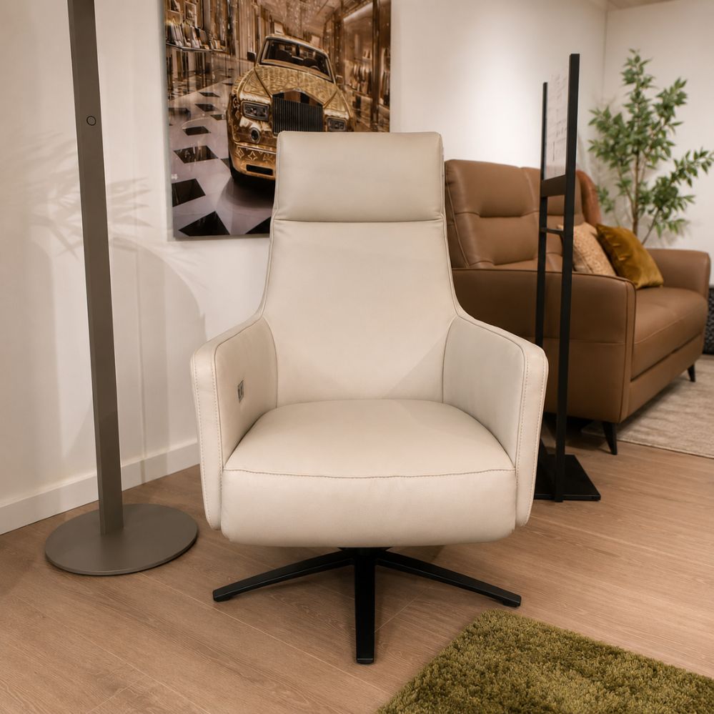 Vooraanzicht van de Mecam Equipe relaxfauteuil in leder W417 03 met zwarte draaivoet – toonzaalmodel Sint-Gillis-Waas – Verberckmoes