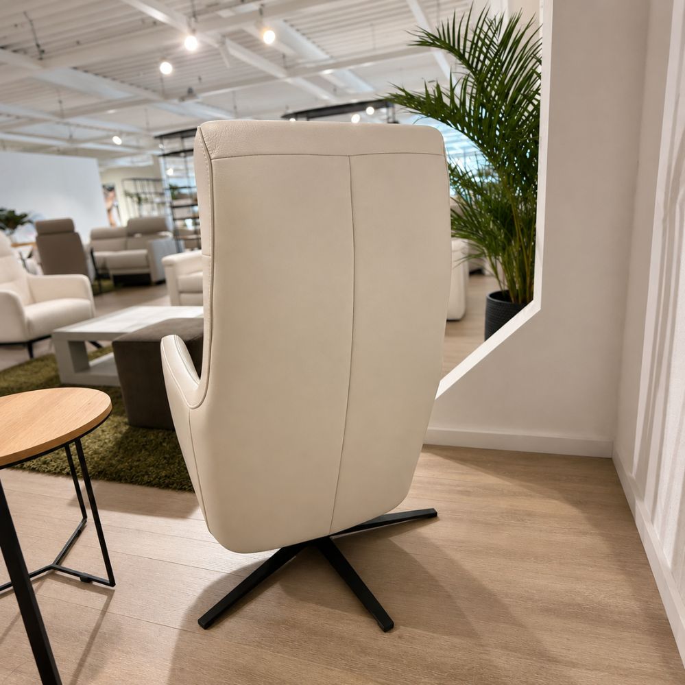 Achteraanzicht van de Mecam Equipe relaxfauteuil met zwarte draaivoet in leder W417 03 – toonzaalmodel Sint-Gillis-Waas – Verberckmoes