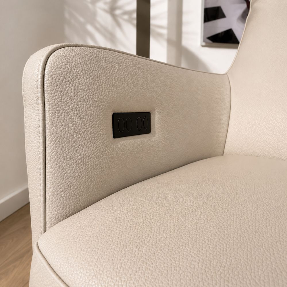 Detail van de elektrische bediening in de armleuning van de Mecam Equipe relaxfauteuil in leder W417 03 – toonzaalmodel Sint-Gillis-Waas – Verberckmoes