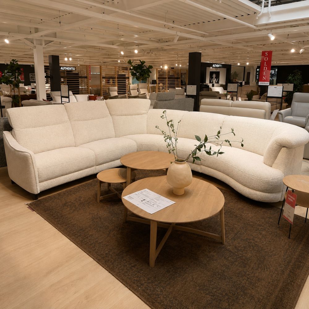 Schuin vooraanzicht van de Mecam Puma hoeksalon in stof ST0501309 – toonzaalmodel Sint-Gillis-Waas – Verberckmoes