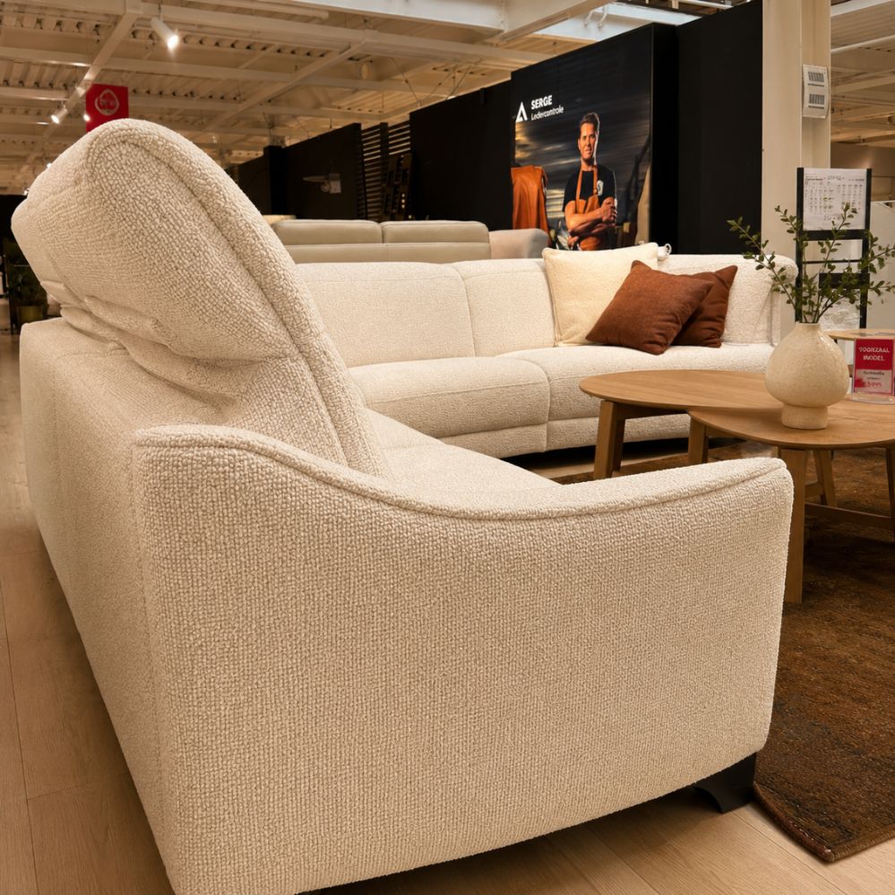 Detail van de rugleuning en armleuning van de Mecam Puma hoeksalon in stof ST0501309 – toonzaalmodel Sint-Gillis-Waas – Verberckmoes