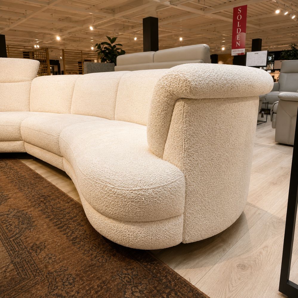 Detail van de afgeronde hoek en chaise van de Mecam Puma hoeksalon in stof ST0501309 – toonzaalmodel Sint-Gillis-Waas – Verberckmoes