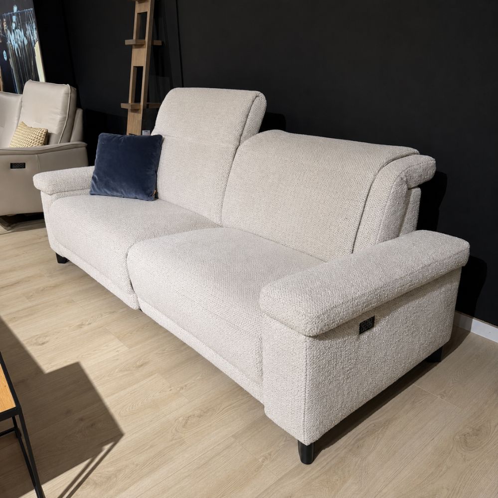 Schuin vooraanzicht van de Mecam Qubo 2-zit met dubbele elektrische relax in stof Fluffy – toonzaalmodel Sint-Gillis-Waas – Verberckmoes