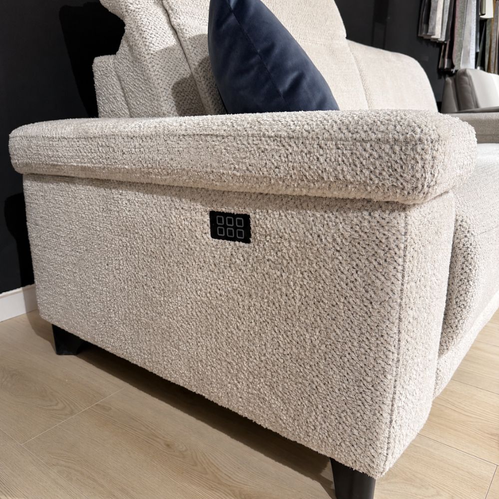 Detail van de armleuning met bediening van de Mecam Qubo 2-zit elektrische relax – toonzaalmodel Sint-Gillis-Waas – Verberckmoes