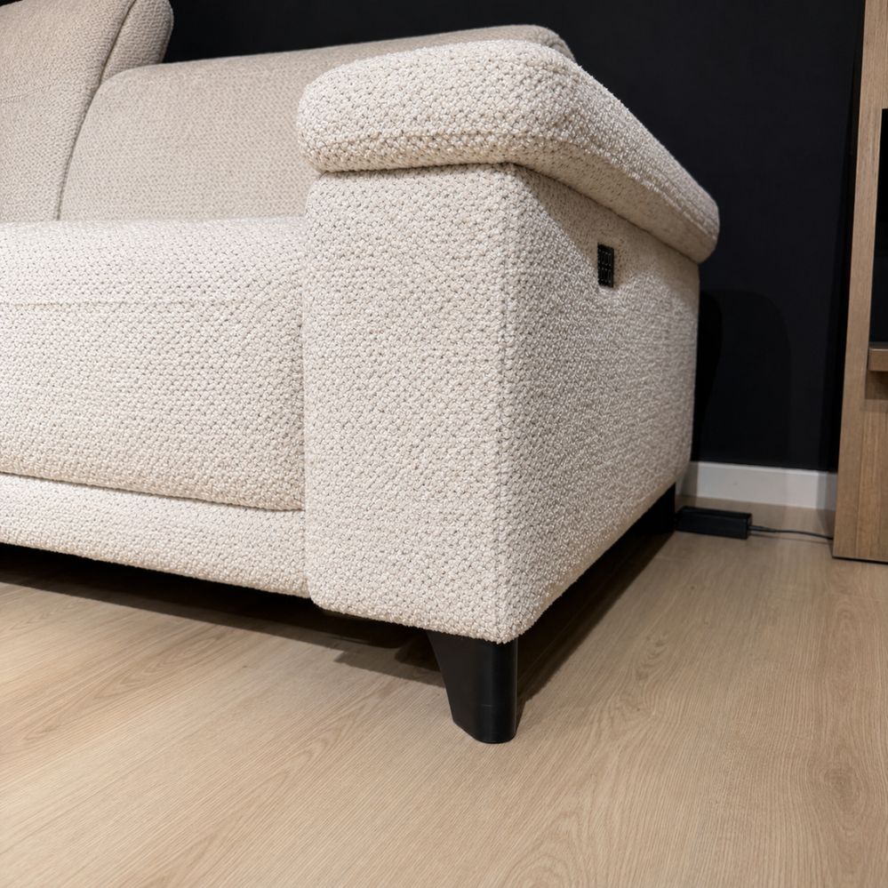 Detail van de zwarte metalen poot van de Mecam Qubo 2-zit elektrische relax in stof Fluffy – toonzaalmodel Sint-Gillis-Waas – Verberckmoes