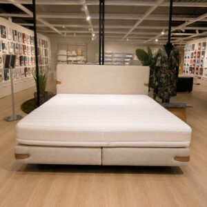 Vooraanzicht van Medal Monza boxspring van 180 x 200 cm in Rhytm 01 Natural met lederaccenten B401, toonzaalmodel Sint-Gillis-Waas – Verberckmoes