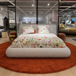Vooraanzicht van Medal Pluma tweepersoonsboxspring met breed hoofdbord en zacht afgerond voetbord, toonzaalmodel Sint-Gillis-Waas – Verberckmoes