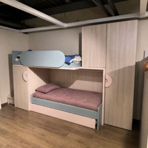 Nardi Expo 1 kinderkameropstelling met stapelbed, onderbed, hoge kast en trap in licht houtdecor met blauwe en roze accenten – toonzaalmodel Sint-Gillis-Waas – Verberckmoes