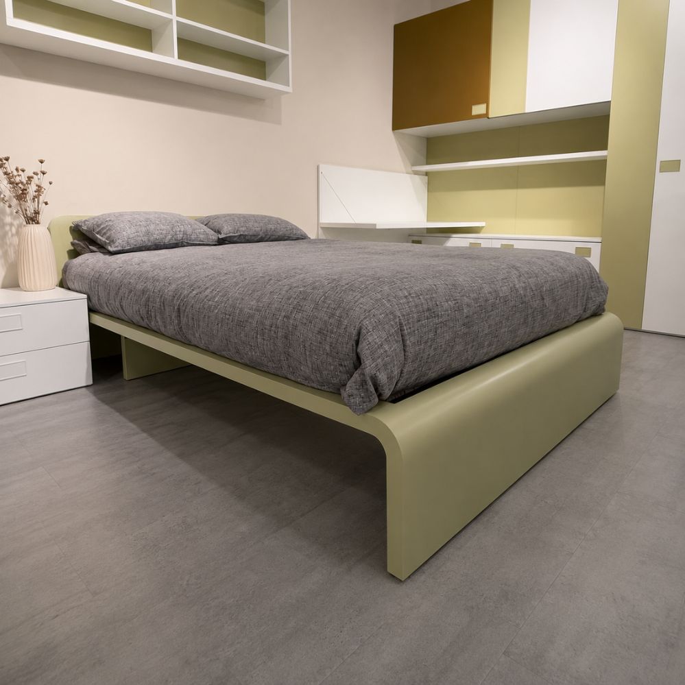 Detail van Nardi bed in olijfgroen met hoofdbord en afgerond voetbord, toonzaalmodel Sint-Gillis-Waas – Verberckmoes