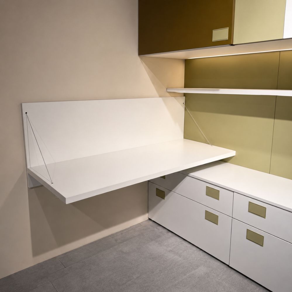 Neergeklapt Nardi wandbureau in wit naast lage opbergkasten met laden, toonzaalmodel Sint-Gillis-Waas – Verberckmoes