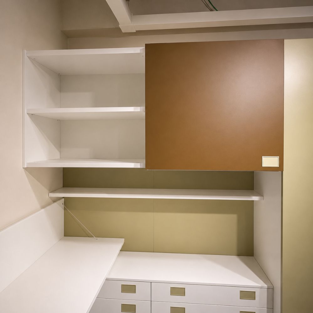 Detail van Nardi wandkast met bronskleurig schuiffront en open witte opbergvakken, toonzaalmodel Sint-Gillis-Waas – Verberckmoes