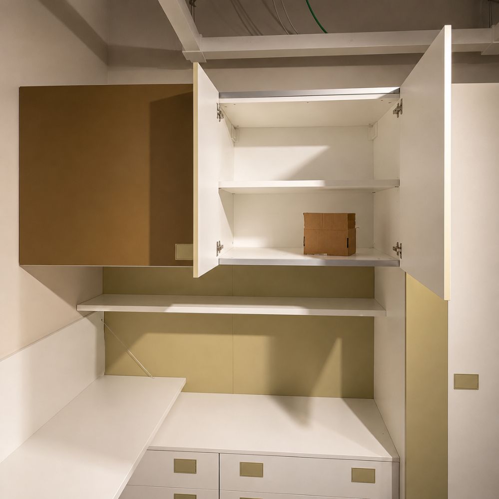 Geopende witte Nardi bovenkast met twee deuren en legplanken boven het wandbureau, toonzaalmodel Sint-Gillis-Waas – Verberckmoes