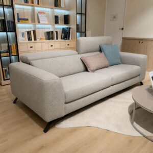 Schuin vooraanzicht van de Natuzzi Editions Pensiero 3-zit in stof Ermes – toonzaalmodel Sint-Gillis-Waas – Verberckmoes