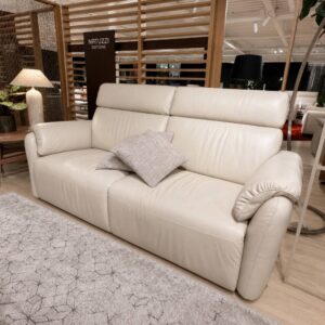 Natuzzi Editions Houston 3-zitsbank in licht beige leder met twee elektrische relaxfuncties – toonzaalmodel Sint-Gillis-Waas