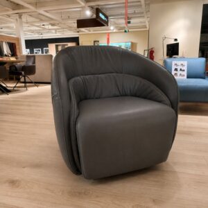Natuzzi Salotti Batoa draaifauteuil in leder Le Mans 15D1 staalgrijs – vooraanzicht – toonzaalmodel Sint-Gillis-Waas – Verberckmoes