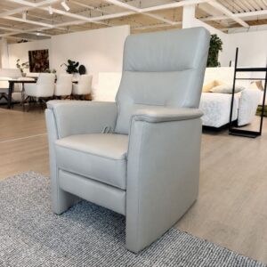 Neo-Style Amy Relax 01L in lichtgrijs leder – vooraanzicht – toonzaalmodel Sint-Gillis-Waas bij Verberckmoes.
