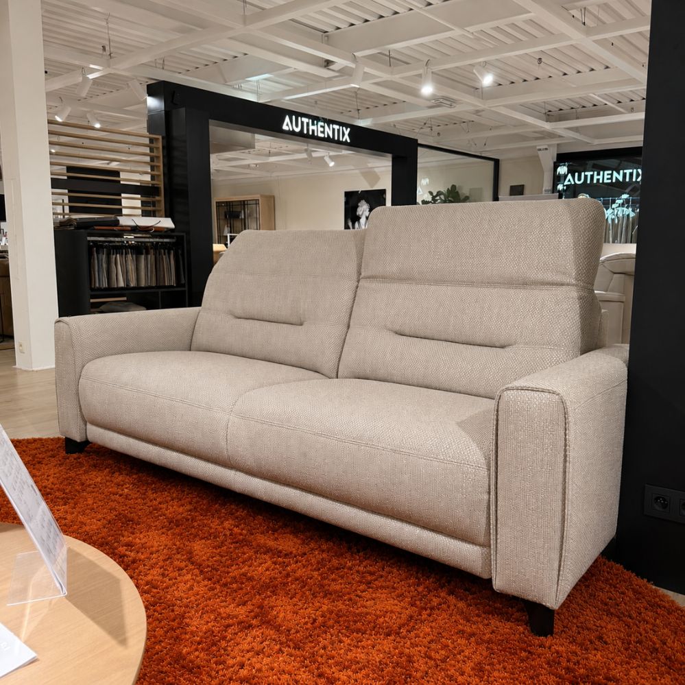 Zijaanzicht van de Neo Style Lanos 3-zit in stof ST0560582 met verstelbare hoofdsteunen – toonzaalmodel Sint-Gillis-Waas – Verberckmoes