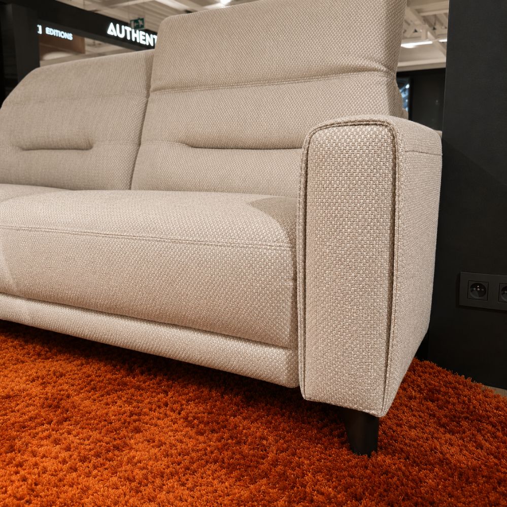 Detail van de armleuning en stofstructuur van de Neo Style Lanos 3-zit in stof ST0560582 – toonzaalmodel Sint-Gillis-Waas – Verberckmoes