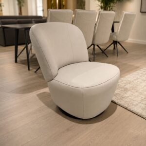 Neo-Style Stone-LD draaifauteuil in licht leder met zwarte draaivoet – toonzaalmodel Sint-Gillis-Waas – Verberckmoes