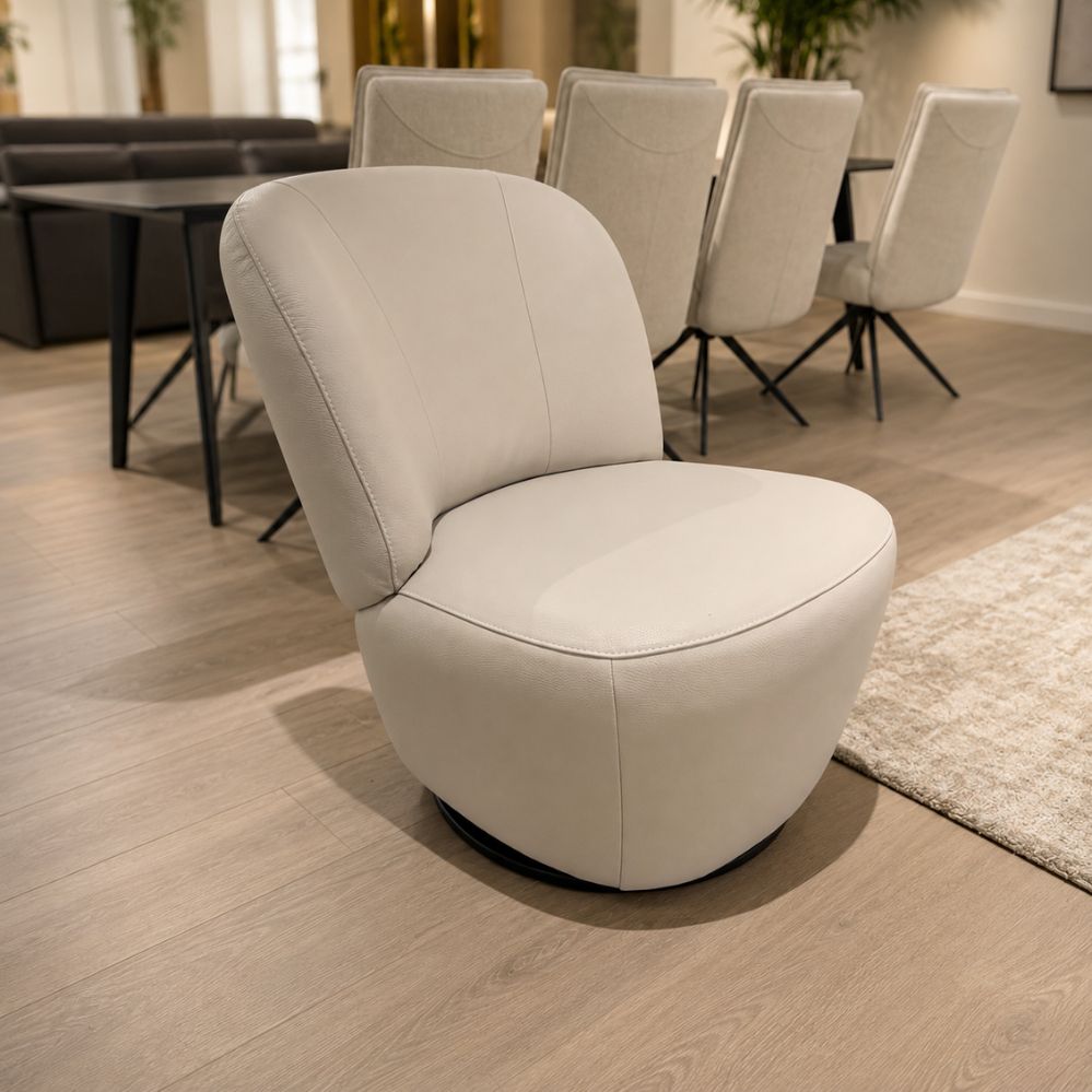 Neo-Style Stone-LD draaifauteuil in licht leder met zwarte draaivoet – toonzaalmodel Sint-Gillis-Waas – Verberckmoes