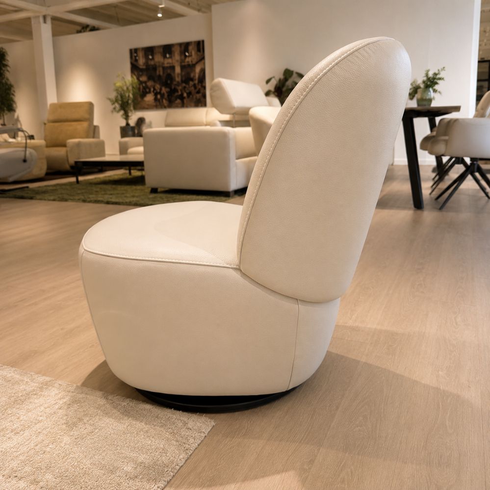Zijaanzicht van Neo-Style Stone-LD draaifauteuil in licht leder met zwarte draaivoet – toonzaalmodel Sint-Gillis-Waas – Verberckmoes