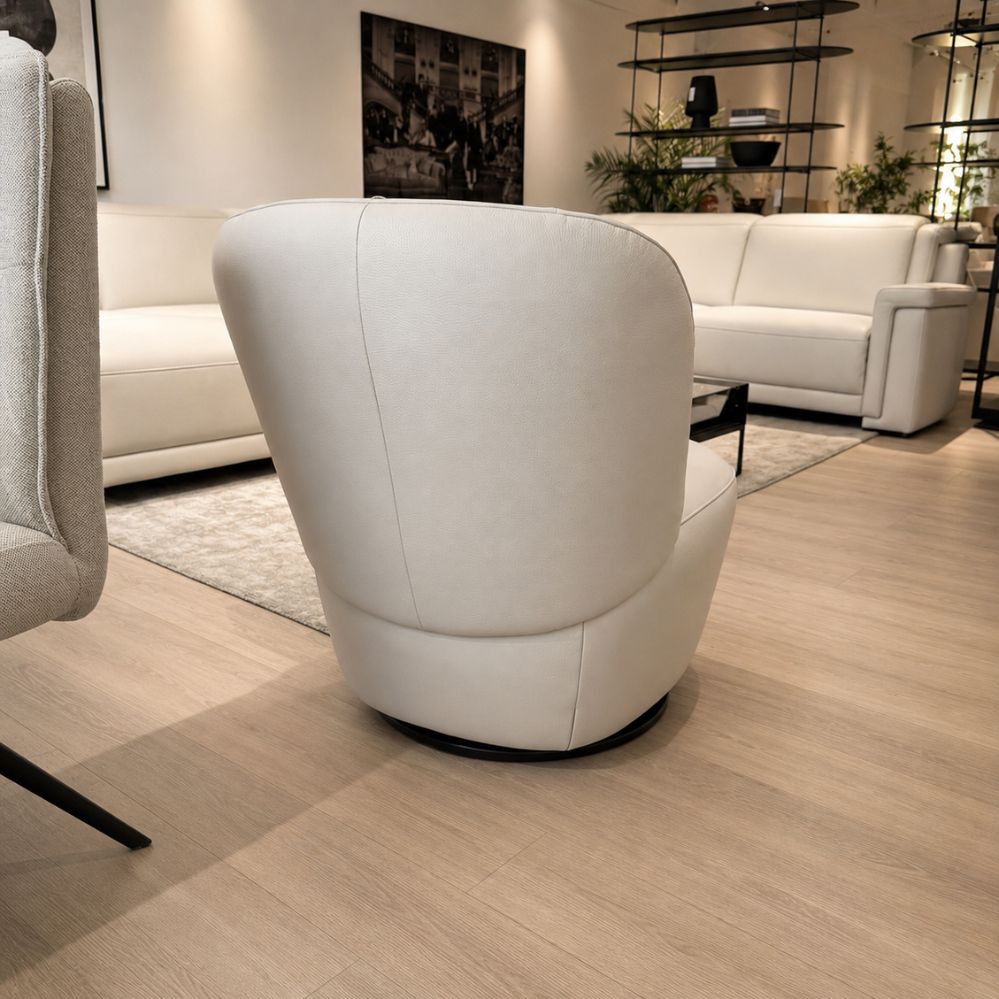 Achteraanzicht van Neo-Style Stone-LD fauteuil in licht leder op zwarte draaivoet – toonzaalmodel Sint-Gillis-Waas – Verberckmoes