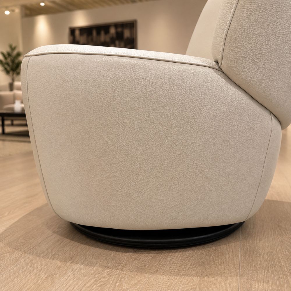 Detail van de lederen zitting en zwarte draaivoet van de Neo-Style Stone-LD fauteuil – toonzaalmodel Sint-Gillis-Waas – Verberckmoes