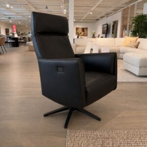 Neo-Style Zeno-DV relaxzetel in zwart leder met zwarte draaivoet – vooraanzicht – toonzaalmodel Sint-Gillis-Waas bij Verberckmoes.