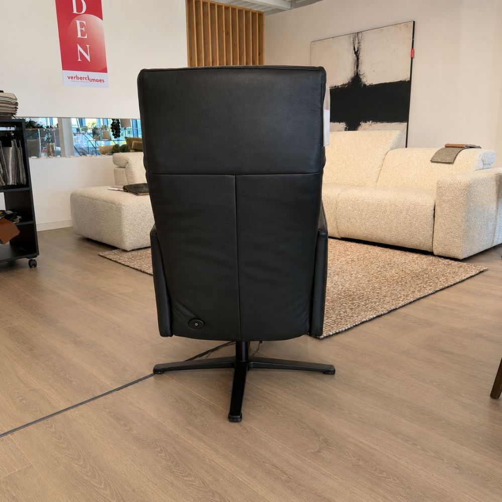 Achteraanzicht van de Neo-Style Zeno-DV relaxzetel in zwart leder met zwarte draaivoet – toonzaalmodel Sint-Gillis-Waas.