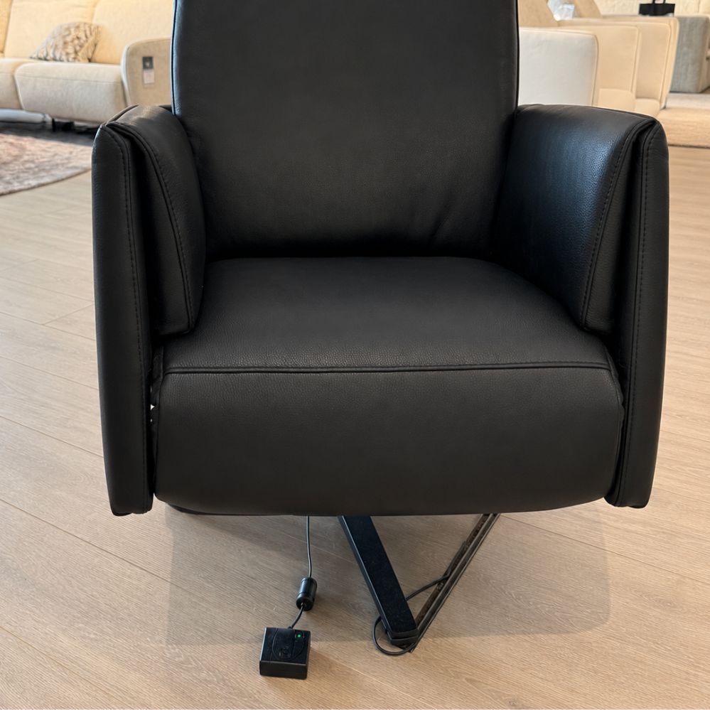 Detail van het comfortabele zitvlak en de armleuningen van de Neo-Style Zeno-DV relaxzetel in zwart leder – toonzaalmodel Verberckmoes Sint-Gillis-Waas.