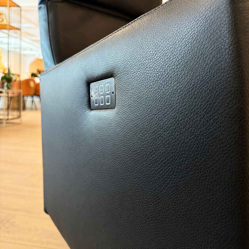 Detail van de geïntegreerde elektrische bediening in de armleuning van de Neo-Style Zeno-DV relaxzetel – toonzaalmodel Sint-Gillis-Waas.