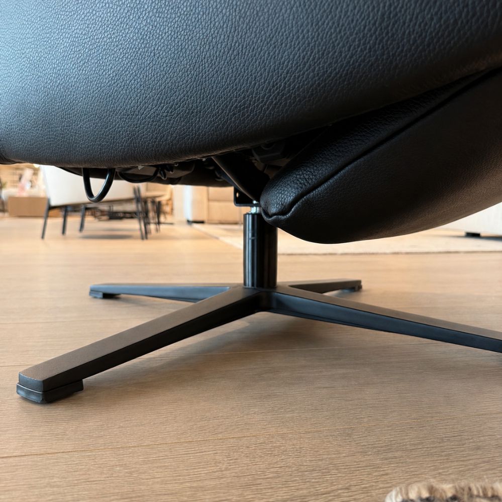 Detail van de zwarte 4-teens draaivoet van de Neo-Style Zeno-DV relaxzetel in leder – toonzaalmodel Sint-Gillis-Waas bij Verberckmoes.