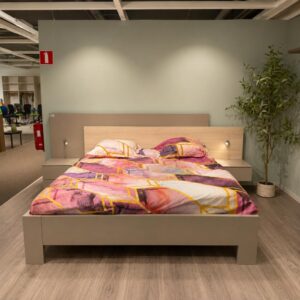 Complete Noteborn Villa bedopstelling van 180 x 200 cm met wandpanelen, nachttafels en ledleeslampjes in steengrijs, toonzaalmodel Sint-Gillis-Waas – Verberckmoes