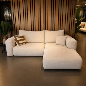 Primavera Conan hoeksalon met divan rechts in lichtbeige stof – toonzaalmodel Sint-Gillis-Waas