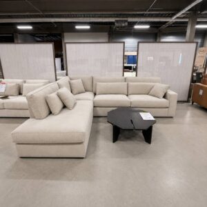 Primavera East Side hoekbank in stof Alta 04 met ottomane links, outletmodel voor de Magazijnverkoop XXL in Sint-Gillis-Waas