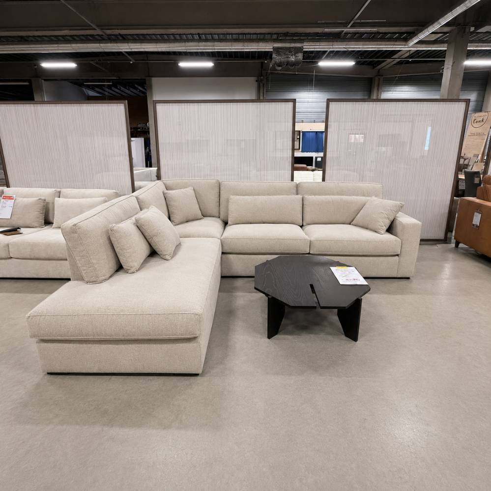 Primavera East Side hoekbank in stof Alta 04 met ottomane links, outletmodel voor de Magazijnverkoop XXL in Sint-Gillis-Waas