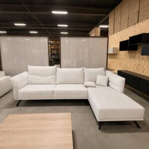 Primavera Turtle hoekbank in lichte stof met divan rechts, outletmodel voor de Magazijnverkoop XXL van Meubelen Verberckmoes in Sint-Gillis-Waas.