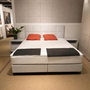 Vooraanzicht van Stanford Berlin boxspring van 180 x 200 cm met gestoffeerd hoofdbord en twee Alpino nachtkastjes in Eva 1165, toonzaalmodel Sint-Gillis-Waas – Verberckmoes