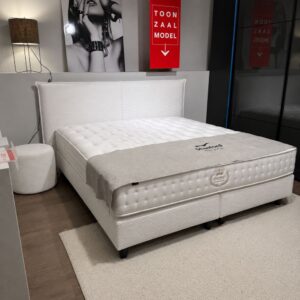 Stanford Freya boxspring van 180 x 200 cm in lichte geribde Grill 001 bekleding, toonzaalmodel Sint-Gillis-Waas – Verberckmoes