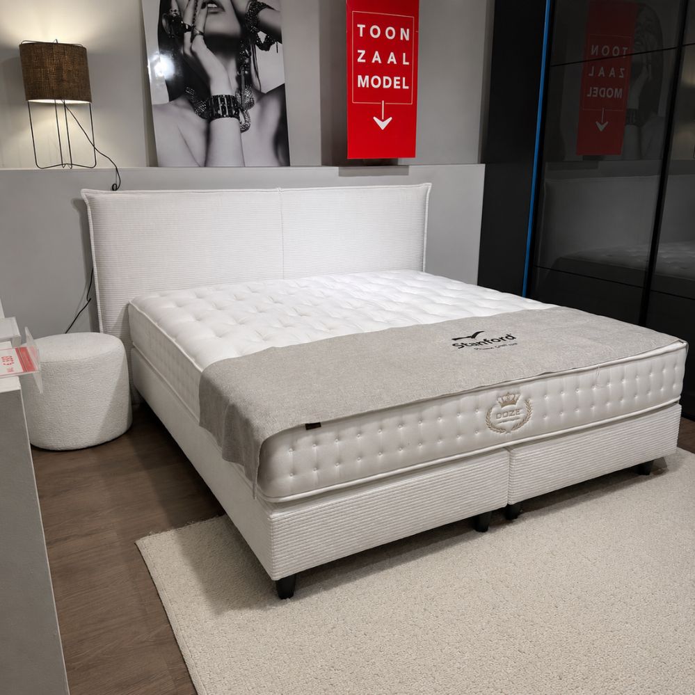 Stanford Freya boxspring van 180 x 200 cm in lichte geribde Grill 001 bekleding, toonzaalmodel Sint-Gillis-Waas – Verberckmoes